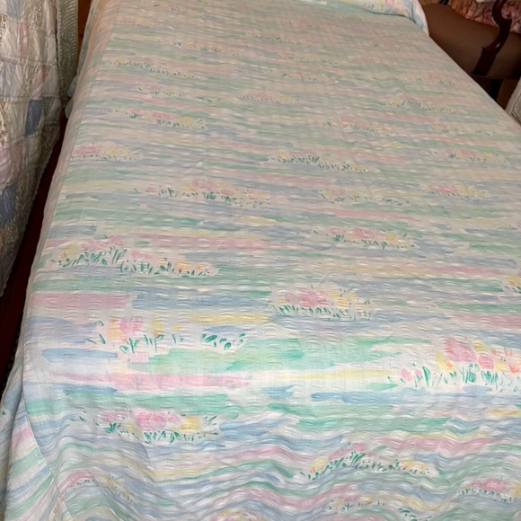 SEERSUCKER RUFFLED COTTON 2 MATCHING BEDSPREADS FLORAL GARDEN & SOFT PASTELS - Picture 8 of 16